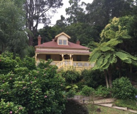 Charnwood Cottages in Warburton