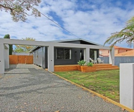 Shady Palms - modern beach house with studio