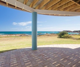 The Whale Watcher', 1/6 Birubi Lane - waterfront unit with stunning views, level access