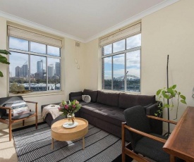 Sun-filled Apartment with Stunning Harbour Views H353