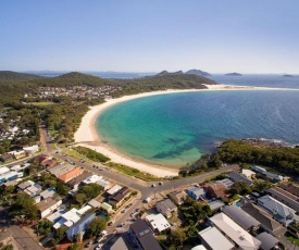 Waves At Fingal Bay - Modern Coastal home 100m to the sand.