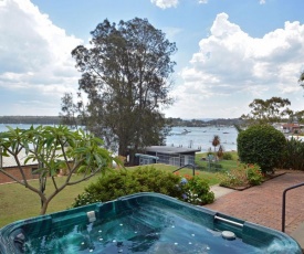 The House on the Lake @ Fishing Point, Lake Macquarie - honestly put the line in and catch fish