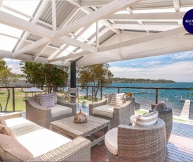 Lake Front Home - 4 BDR - Pool & Jetty