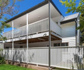 Blake Loft on Manning - 500 metres to two beaches