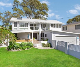 THE LAKE HOUSE - WiTH SWIMMING POOL