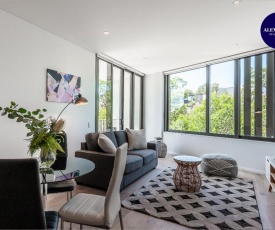 LUXURY APARTMENT / / MOMENTS TO LANE COVE VILLAGE