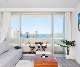 Panoramic Ocean Views in Stylish Manly Apartment