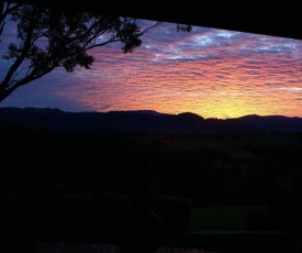 Byron Bay hinterland house - amazing sunset views!