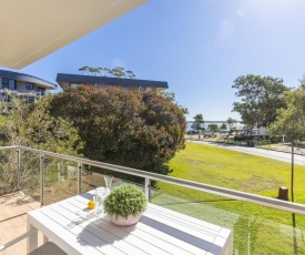 4 'Villa Ellisa', 10 Columbia Close - beautiful unit with beautiful water views at Little Beach