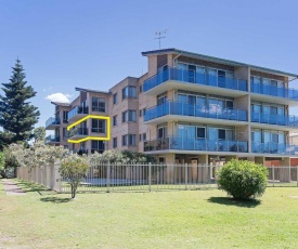 8 'The Helm' 22 Voyager Close - hear the waves from Shoal Bay Beach