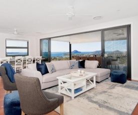 Hilltop Hideaway - Breathtaking views, moments to beach!