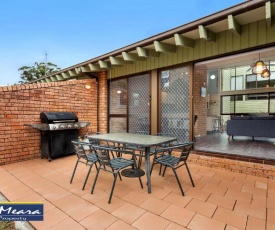 Townhouse 9 'Bay Parklands', 2 Gowrie Ave - pool views & tennis court