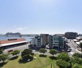 Honeysuckle Haven - harbour facing + walk to restaurants