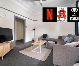 Parramatta 3 Bedroom Home - Free Netflix, Fast Internet & 3 Car Parking Spots