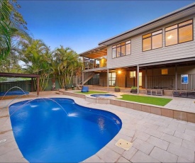 Harrys @ Shelly Beach - family home with pool