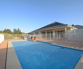 Silver Springs 6br Luxury Homestead with Wifi, Pool. Fireplace, Views, Olives and Space