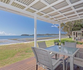 Beached Inn' 93 Foreshore Drive - Spacious beach front house