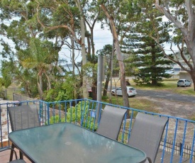 5 'Ocean Breeze' Shoal Bay Avenue - Fabulous location opposite Shoal Bay beach!