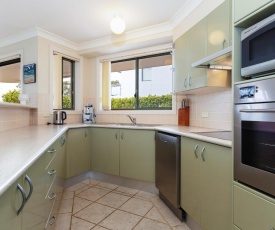 2 'Peninsula Waters' - three bedroom unit with spacious private courtyard & WIFI