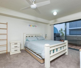 3 'Peninsula Waters', 2-4 Soldiers Point Rd - Beautiful Air Conditioned Unit with Pool, Lift & WIFI