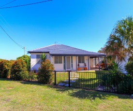 Beach Side Cottage At Blacksmiths