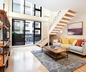 Stylish Loft Steps From City In Best Neighbourhood