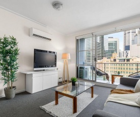 A Modern Apt with City Views Next to Darling Harbour