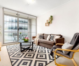 A Spacious & Modern CBD Studio Next to Darling Harbour