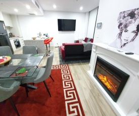 Lavish Quarters - 2 bed 2 bath, parking, sleeps 5, indoor & outdoor pool, spa and sauna and gym