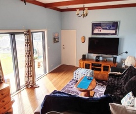 JUST-4-YOU! amazing sea views, WIFI, fullly air-conditioned, king bed