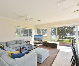 Wangi Lakehouse - renovated Lake Macquarie lakefront Location