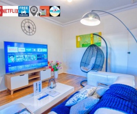 Wollongong station holiday house with Wi-Fi,75 Inch TV, Netflix,Parking,Beach