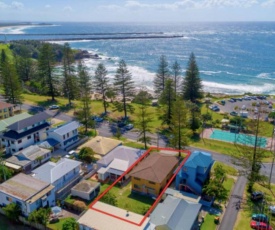 Burleigh Yamba - Best position, Beachside, ocean views, big house and backyard