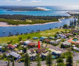 Curls and Buoys - Pet friendly - Stone throw to river