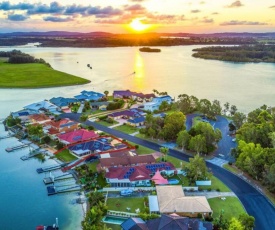 Point Witonga - Family Home with Water Views